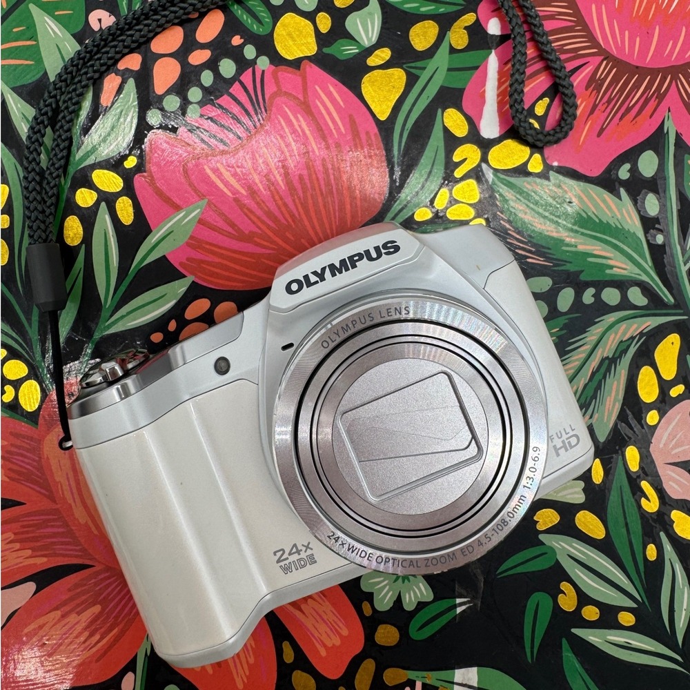 Olympus Stylus SH-50 White Digital Camera 24x Wide Optical Zoom Full HD Bundle